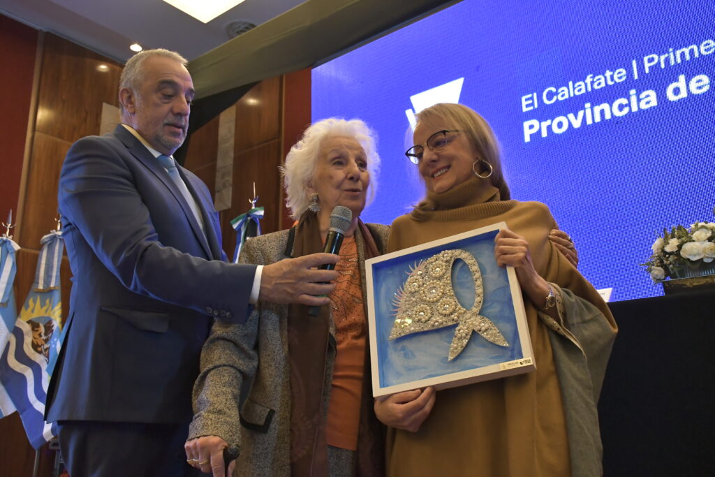 Estela de Carlotto junto a Matías Mazú y Alicia Kirchner en el Parlamento Patagónico realizado en el Calafate Santa Cruz